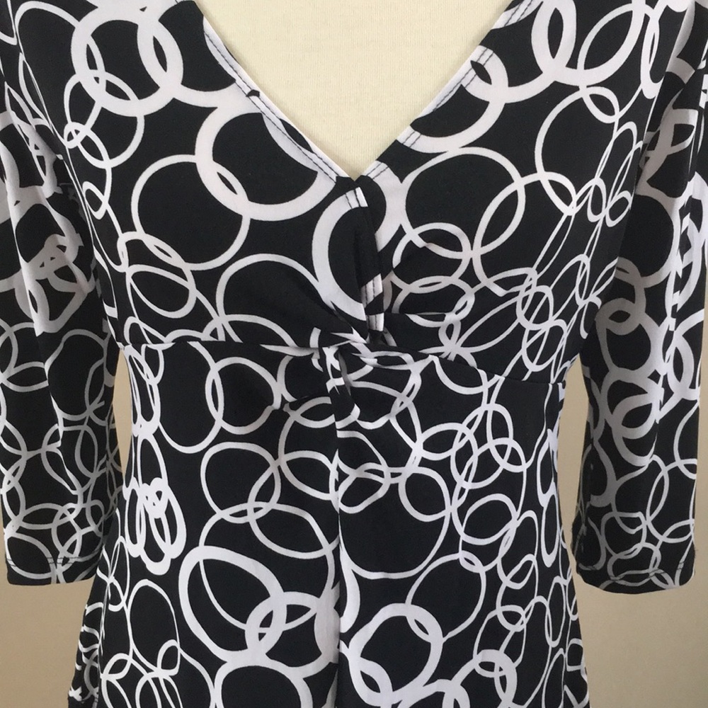 Flattering Top 😘 - Picture 2 of 6